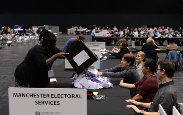 Election workers in the United Kingdom counting ballots following the country's vote on EU membership, June 24, 2015 - Sputnik International
