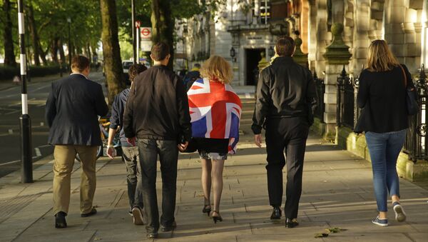 Vote Leave supporters walk along a street in central London, Friday, June 24, 2016. - Sputnik International