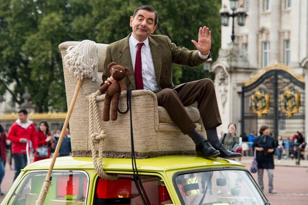 British actor Rowan Atkinson, dressed as Mr Bean, sits on top of a Mini Cooper outside Buckingham Palace, London, to promote the 25th anniversary of Mr Bean, London, Friday, Sept. 4, 2015. British actor Rowan Atkinson, dressed as Mr Bean, sits on top of a Mini Cooper outside Buckingham Palace, London, to promote the 25th anniversary of Mr Bean, London, Friday, Sept. 4, 2015. - Sputnik International