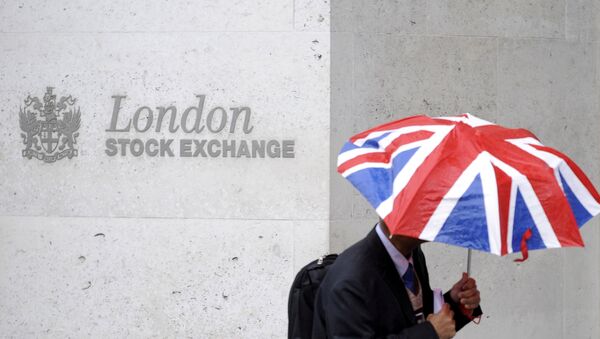 A worker shelters from the rain as he passes the London Stock Exchange in the City of London at lunchtime - Sputnik International