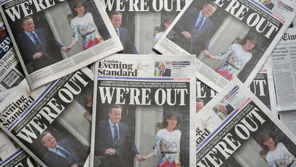 An arrangement of newspapers pictured in London on June 24, 2016, as an illustration, shows the front page of the London Evening Standard newpaper reporting the resignation of British Prime Minister David Cameron following the result of the UK's vote to leave the EU in the June 23 referendum. - Sputnik International