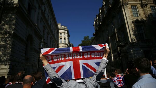 A vote leave supporter holds a Union flag, following the result of the EU referendum, outside Downing Street in London, Britain June 24, 2016. - Sputnik International