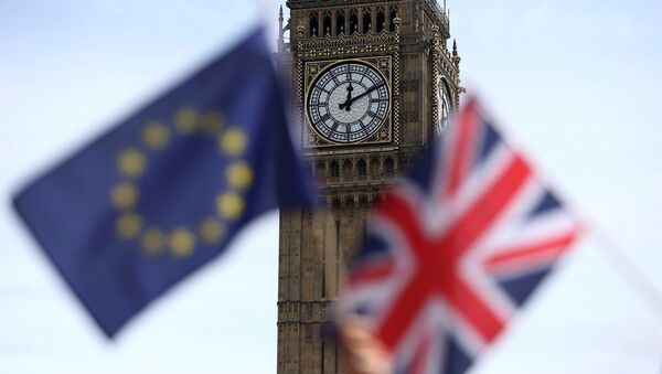 Participants hold a British Union flag and an EU flag during a pro-EU referendum event at Parliament Square in London. - Sputnik International