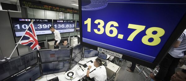A computer screen shows the day's ongoing exchange rate between yen and the British pound, top, at a foreign exchange brokerage at a securities firm in Tokyo, Friday, June 24, 2016 - Sputnik International