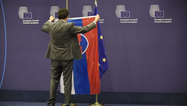 A council staff member displays the flag of Slovakia before the meeting between EU Council President Donald Tusk and Slovakian Prime minister Robert Fico at the EU headquarters in Brussels on June 01, 2016 - Sputnik International