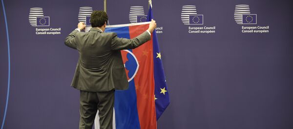A council staff member displays the flag of Slovakia before the meeting between EU Council President Donald Tusk and Slovakian Prime minister Robert Fico at the EU headquarters in Brussels on June 01, 2016 - Sputnik International