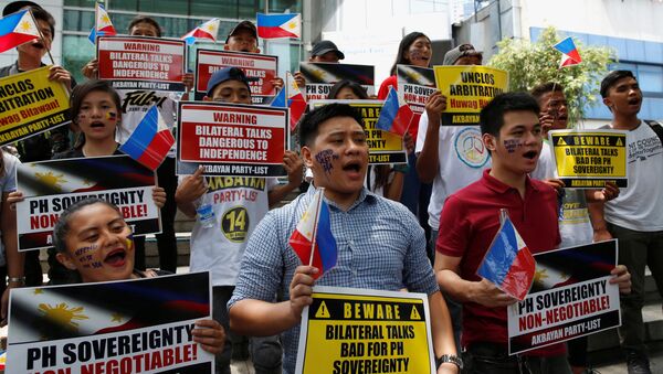 Members of Akbayan party list group chant slogans during a protest regarding the disputed islands in the South China Sea, in front of the Chinese Consulate in Makati City, Metro Manila, Philippines June 10, 2016 - Sputnik International