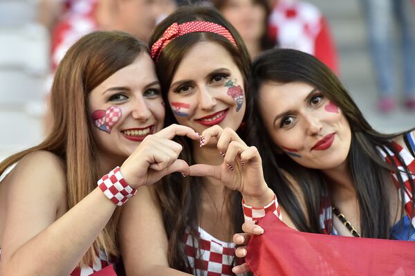 Croatia supporters pose for a picture during the Euro 2016 group D football match between Croatia and Spain at at the Matmut Atlantique stadium in Bordeaux on June 21, 2016 Croatia supporters pose for a picture during the Euro 2016 group D football match between Croatia and Spain at at the Matmut Atlantique stadium in Bordeaux on June 21, 2016 - Sputnik International