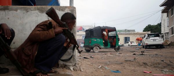 Somali government soldiers hold their positions during gunfire after a suicide bomb attack outside Nasahablood hotel in Somalia's capital Mogadishu, June 25, 2016 - Sputnik International