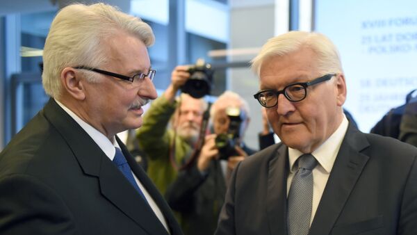 German Foreign Minister Frank-Walter Steinmeier (R) talks with his Polish counterpart Witold Waszczykowski during the Polish-German forum on April 19, 2016 in Warsaw - Sputnik International
