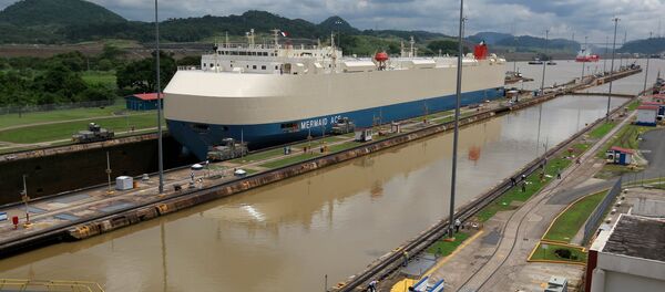 A cargo ship is pictured crossing through the Miraflores locks, a day before the inauguration of the Panama Canal Expansion project, in Panama City, Panama June 25, 2016 - Sputnik International