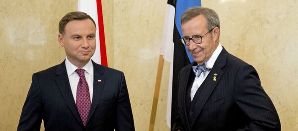 Estonian President Toomas Hendrik Ilves, right, and Polish president Andrzej Duda prepares to pose for a photo during their meeting in Tallinn, Estonia, Sunday, Aug. 23, 2015 Estonian President Toomas Hendrik Ilves, right, and Polish president Andrzej Duda prepares to pose for a photo during their meeting in Tallinn, Estonia, Sunday, Aug. 23, 2015 - Sputnik International