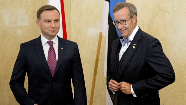 Estonian President Toomas Hendrik Ilves, right, and Polish president Andrzej Duda prepares to pose for a photo during their meeting in Tallinn, Estonia, Sunday, Aug. 23, 2015 - Sputnik International