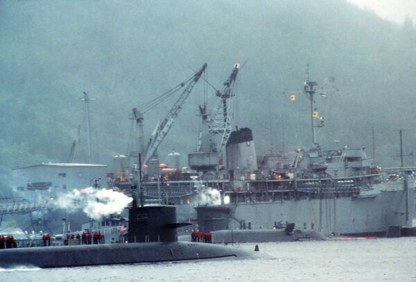Two U.S. Navy submarines alongside the fleet ballistic missile submarine tender USS Hunley (AS-31) at Navy Fleet Ballistic Submarine Refit Site 1 at Holy Loch, Scotland (UK), 1 December 1985 Two U.S. Navy submarines alongside the fleet ballistic missile submarine tender USS Hunley (AS-31) at Navy Fleet Ballistic Submarine Refit Site 1 at Holy Loch, Scotland (UK), 1 December 1985 - Sputnik International