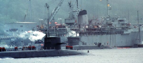 Two US Navy submarines alongside the fleet ballistic missile submarine tender USS Hunley (AS-31) at Navy Fleet Ballistic Submarine Refit Site 1 at Holy Loch, Scotland (UK), 1 December 1985 (File photo). Two US Navy submarines alongside the fleet ballistic missile submarine tender USS Hunley (AS-31) at Navy Fleet Ballistic Submarine Refit Site 1 at Holy Loch, Scotland (UK), 1 December 1985 (File photo). - Sputnik International