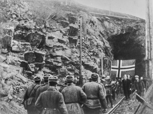 Soviets meet Norwegians sheltering in a mine in Finnmark during the campaign to liberate the region from Nazi occupation carried out between 1944-1945. - Sputnik International