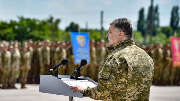 Ukrainian President Petro Poroshenko speaking before officers and cadets at the Kharkiv Air Force University - Sputnik International