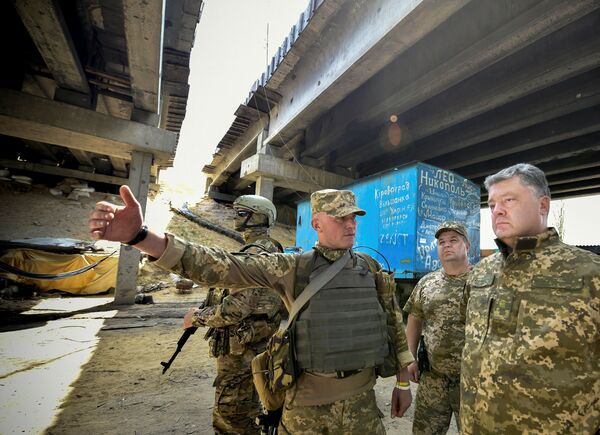 Ukrainian President Petro Poroshenko listens to a serviceman at a checkpoint in the village of Pisky (Peski), near Donetsk, Ukraine, June 24, 2016 Ukrainian President Petro Poroshenko listens to a serviceman at a checkpoint in the village of Pisky (Peski), near Donetsk, Ukraine, June 24, 2016 - Sputnik International