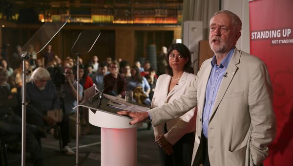 Labour Party shadow chief secretary to the Treasury, Seema Malhotra, listens as leader Jeremy Corbyn (R) speaks on immigration and moving on after the EU referendum, in central London, Britain June 25, 2016 - Sputnik International