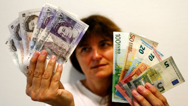 An employee holds British pounds and Euro banknotes in a bank at the main train station in Munich, Germany, June 24, 2016 after Britain voted to leave the European Union in the EU BREXIT referendum - Sputnik International