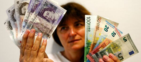 An employee holds British pounds and Euro banknotes in a bank at the main train station in Munich, Germany, June 24, 2016 after Britain voted to leave the European Union in the EU BREXIT referendum An employee holds British pounds and Euro banknotes in a bank at the main train station in Munich, Germany, June 24, 2016 after Britain voted to leave the European Union in the EU BREXIT referendum - Sputnik International