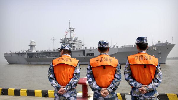 Soldiers from the Chinese People's Liberation Army (PLA) Navy watch as the USS Blue Ridge arrives at a port in Shanghai, Friday, May 6, 2016 - Sputnik International