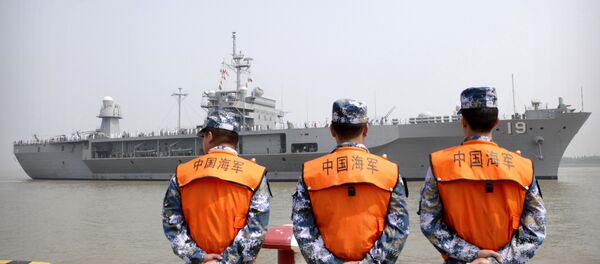 Soldiers from the Chinese People's Liberation Army (PLA) Navy watch as the USS Blue Ridge arrives at a port in Shanghai, Friday, May 6, 2016 Soldiers from the Chinese People's Liberation Army (PLA) Navy watch as the USS Blue Ridge arrives at a port in Shanghai, Friday, May 6, 2016 - Sputnik International