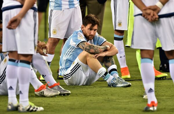 Argentina's Lionel Messi waits to receive the second place medal during the Copa America Centenario awards ceremony in East Rutherford, New Jersey, United States, on June 26, 2016 Argentina's Lionel Messi waits to receive the second place medal during the Copa America Centenario awards ceremony in East Rutherford, New Jersey, United States, on June 26, 2016 - Sputnik International