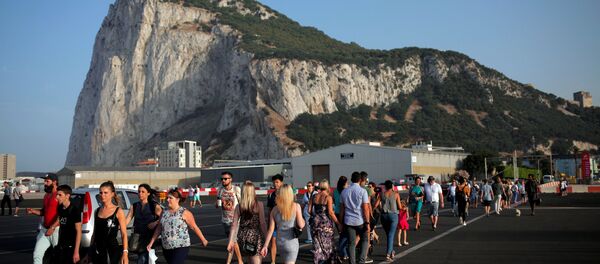 Pedestrians cross the tarmac at Gibraltar International Airport in front of the Rock near the border with Spain in the British overseas territory of Gibraltar, historically claimed by Spain, June 24, 2016, after Britain voted to leave the European Union in the EU referendum. Pedestrians cross the tarmac at Gibraltar International Airport in front of the Rock near the border with Spain in the British overseas territory of Gibraltar, historically claimed by Spain, June 24, 2016, after Britain voted to leave the European Union in the EU referendum. - Sputnik International