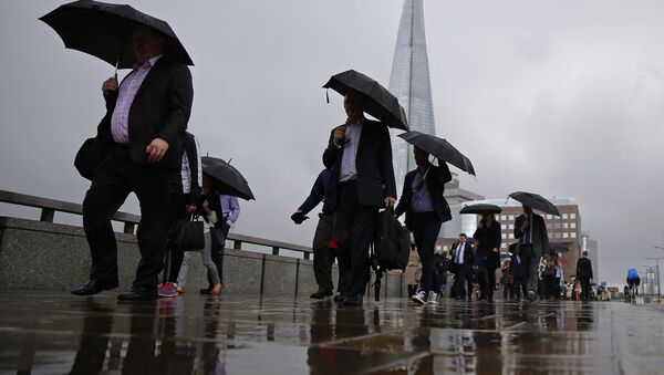 Commuters heading into the City of London walk in the rain across London Bridge, in front of the Shard skyscraper, in central London on June 27, 2016. - Sputnik International