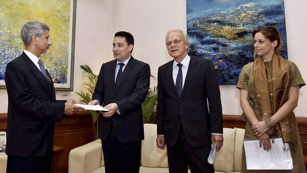 Indian Foreign Secretary S. Jaishankar, left, receives membership papers for the Missile Technology Control Regime (MTCR) from French Ambassador Alexandre Ziegler, second left, Netherlands' Ambassador, Alphonsus Stoelinga, third left, and Luxembourg's Charge d'Affaires, Laure Huberty, in New Delhi, India, Monday, June 27, 2016 - Sputnik International