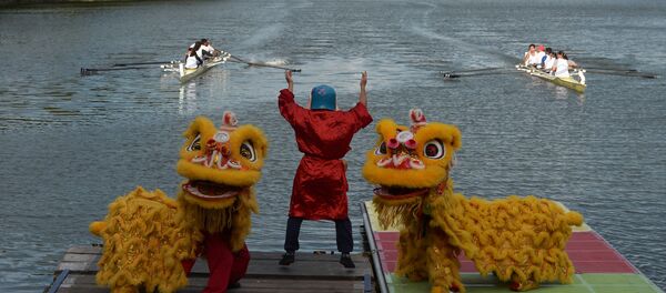 Indian dancers of Chinese origin perform a traditional dance during a dragon boat festival in Kolkata on June 26, 2016 Indian dancers of Chinese origin perform a traditional dance during a dragon boat festival in Kolkata on June 26, 2016 - Sputnik International