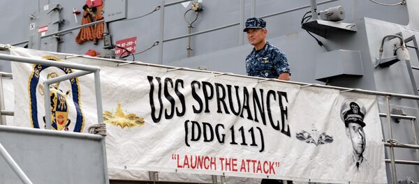US Navy's Pacific Fleet commander Admiral Harry Harris leaves after visiting the USS Spruance (DDG 111), Arleigh Burke-class guided-missile destroyer (background) which docked in Sembawang wharves in Singapore on January 22, 2014 - Sputnik International