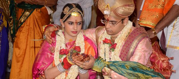 The 27th titular head of the Wodeyar dynasty, 24-year-old Yaduveer Chamraja Krishnadatta Wodeyar (R) and Trishika Kumari of the Dungarpur dynasty of Rajasthan perform rituals during their wedding ceremony at the Amba Vilas Palace in southern Mysore city on June 27, 2016 The 27th titular head of the Wodeyar dynasty, 24-year-old Yaduveer Chamraja Krishnadatta Wodeyar (R) and Trishika Kumari of the Dungarpur dynasty of Rajasthan perform rituals during their wedding ceremony at the Amba Vilas Palace in southern Mysore city on June 27, 2016 - Sputnik International