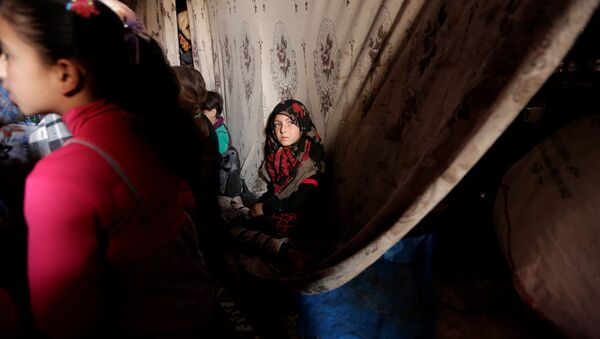 Internally displaced children attend a class inside a cave in the rebel-controlled village of Tramla, in Idlib province, Syria March 27, 2016 - Sputnik International