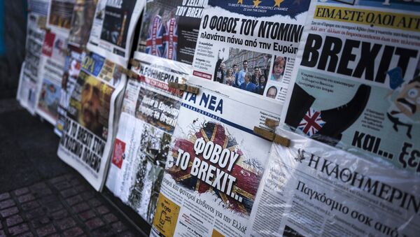 A picture taken on June 25, 2016 in Athens shows the front page of the Greek newspaper 'Ta Nea' reading 'be afraid of Brexit' and other newspapers bearing headlines reporting the result of the UK's vote to leave the EU in the June 23 referendum - Sputnik International
