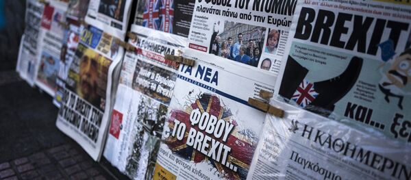 A picture taken on June 25, 2016 in Athens shows the front page of the Greek newspaper 'Ta Nea' reading 'be afraid of Brexit' and other newspapers bearing headlines reporting the result of the UK's vote to leave the EU in the June 23 referendum - Sputnik International