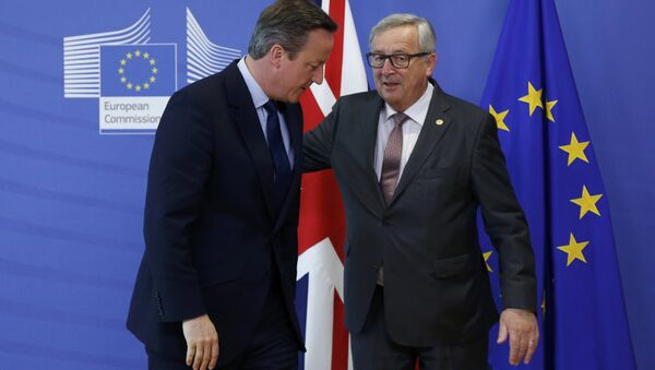Britain's Prime Minister David Cameron (L) and European Commission President Jean-Claude Juncker arrives at the EU Summit in Brussels, Belgium, June 28, 2016. - Sputnik International