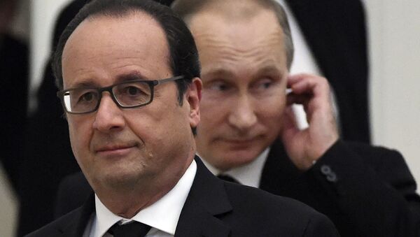 Russian President Vladimir Putin (R) and his French counterpart Francois Hollande arrive at a press conference at the Kremlin in Moscow on November 26, 2015 - Sputnik International