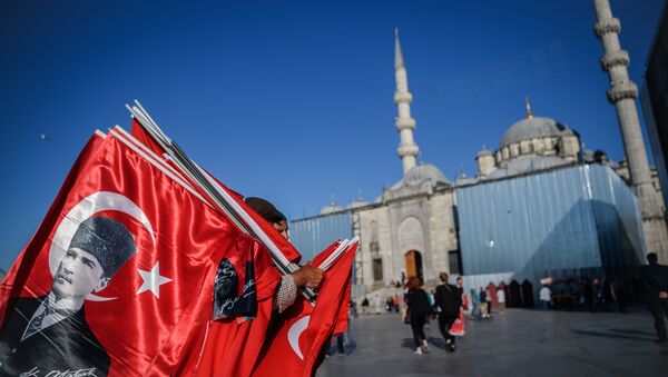 A man sells Turksih national flags and poster flags of Mustafa Kemal Ataturk, founder of modern Turkey near the new mosque at Eminonu district in Istanbul, on June 9, 2016 - Sputnik International