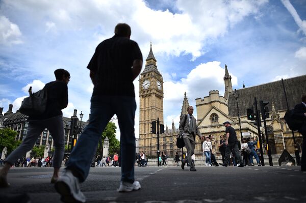 Londoners pass the Elizabeth Tower (C) which houses the Big Ben bell in the Palace of Westminster in central London on June 28, 2016. Londoners pass the Elizabeth Tower (C) which houses the Big Ben bell in the Palace of Westminster in central London on June 28, 2016. - Sputnik International
