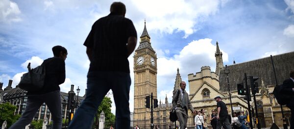 Londoners pass the Elizabeth Tower (C) which houses the Big Ben bell in the Palace of Westminster in central London on June 28, 2016. Londoners pass the Elizabeth Tower (C) which houses the Big Ben bell in the Palace of Westminster in central London on June 28, 2016. - Sputnik International
