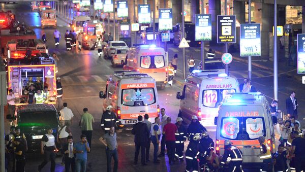 Paramedics help casualties outside Turkey's largest airport, Istanbul Ataturk, Turkey, following a blast, June 28, 2016. - Sputnik International