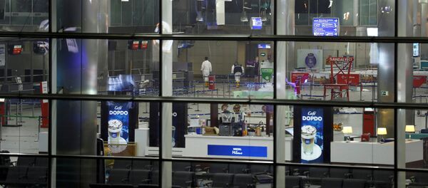 Officials walk inside Turkey's largest airport, Istanbul Ataturk, Turkey, following a blast June 28, 2016. Officials walk inside Turkey's largest airport, Istanbul Ataturk, Turkey, following a blast June 28, 2016. - Sputnik International