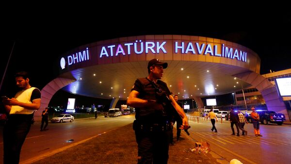 A riot police officer stands guard at the entrance of the Ataturk airport in Istanbul, Turkey, following a multiple suicide bombing, early June 29, 2016 - Sputnik International