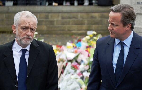 Former British Prime Minister David Cameron (R) and Labour Party leader Jeremy Corbyn (L) - Sputnik International