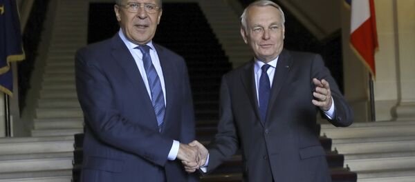 French Foreign minister Jean-Marc Ayrault (R) shakes hands with his Russian counterpart Serguei Lavrov before their meeting at the Quai d'Orsay in Paris on June 29, 2016. - Sputnik International