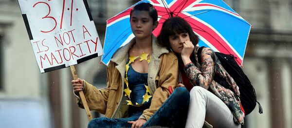 Demonstrators take part in a protest aimed at showing London's solidarity with the European Union following the recent EU referendum, in Trafalgar Square, central London, Britain June 28, 2016. Demonstrators take part in a protest aimed at showing London's solidarity with the European Union following the recent EU referendum, in Trafalgar Square, central London, Britain June 28, 2016. - Sputnik International