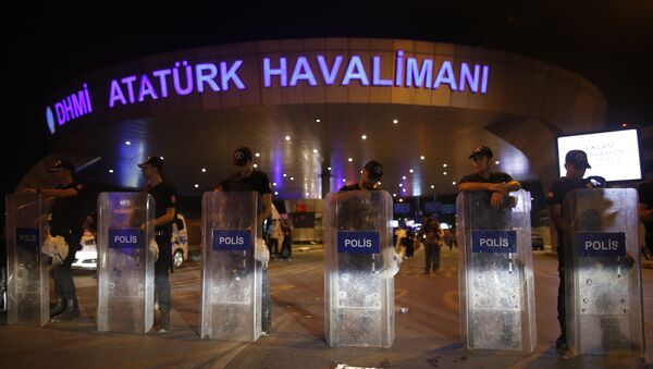 Turkish police block the entrance to Istanbul's Ataturk airport - Sputnik International