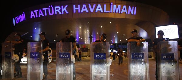 Turkish police block the entrance to Istanbul's Ataturk airport - Sputnik International